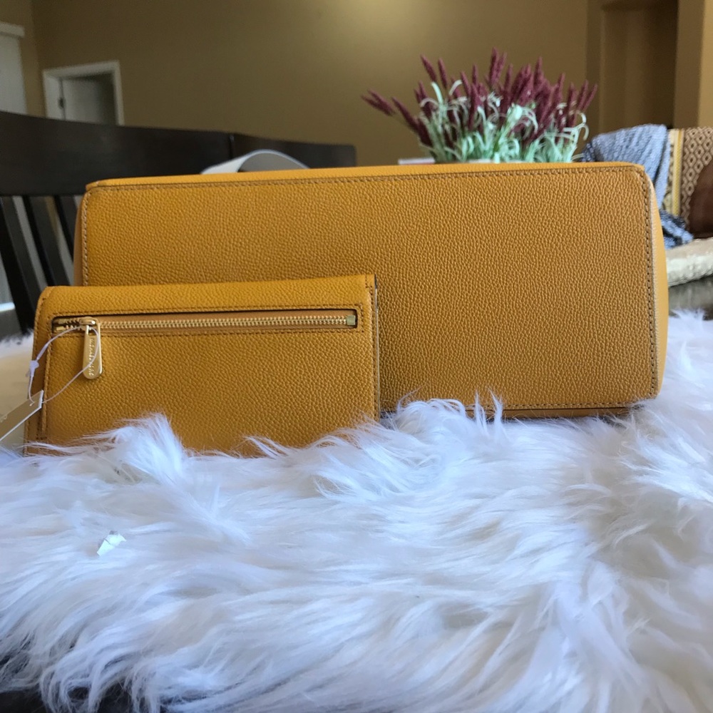 Michael Kors Cassie tote wallet & fur charm set - Picture 6 of 7